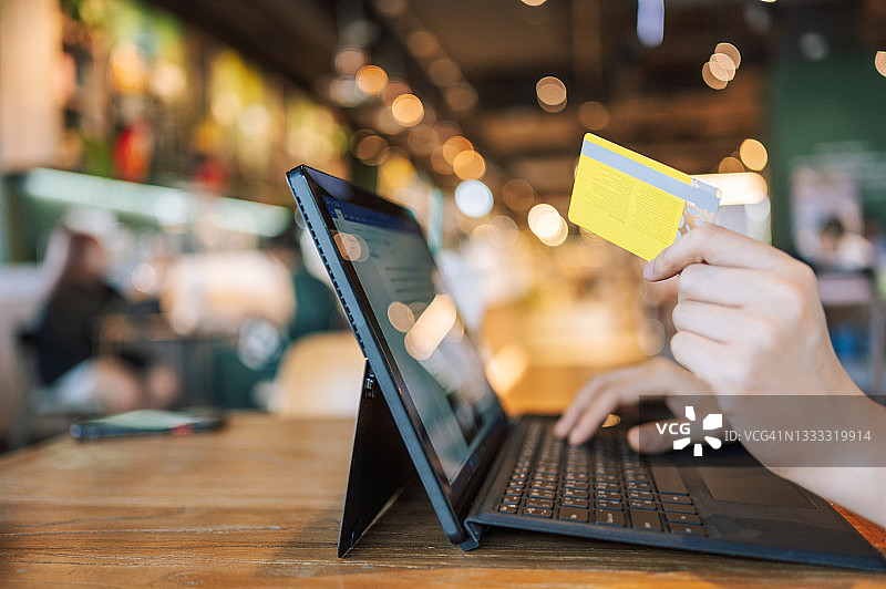 新一代人群使用信用卡进行网上支付图片素材