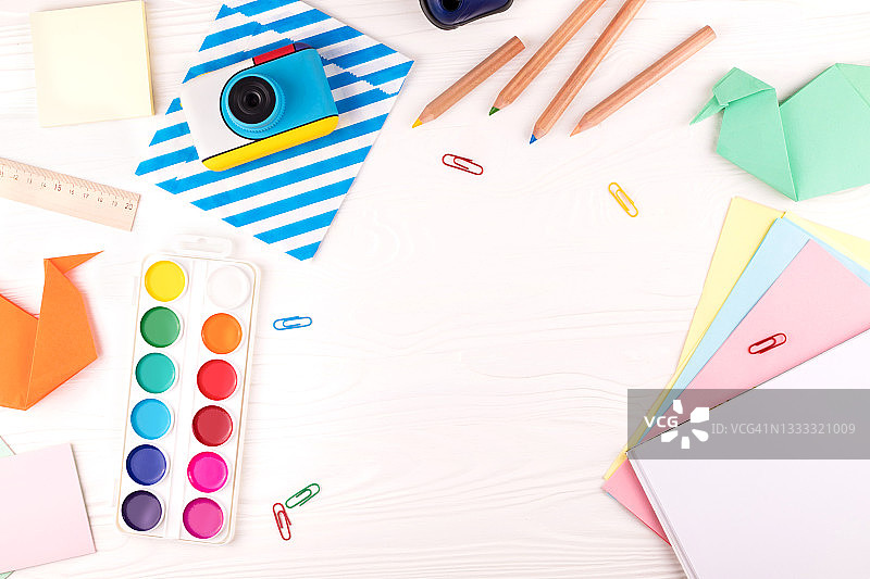 白色木质背景上的学习文具图片素材