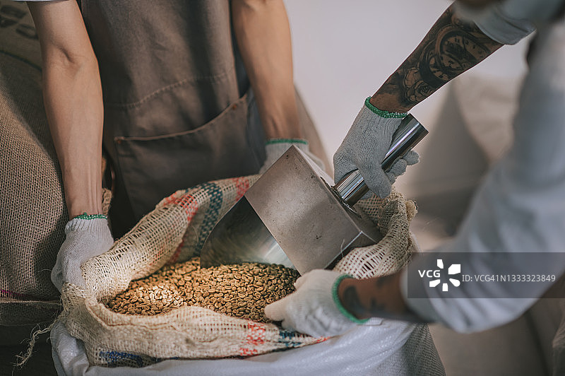 亚洲咖啡豆加工特写图片素材