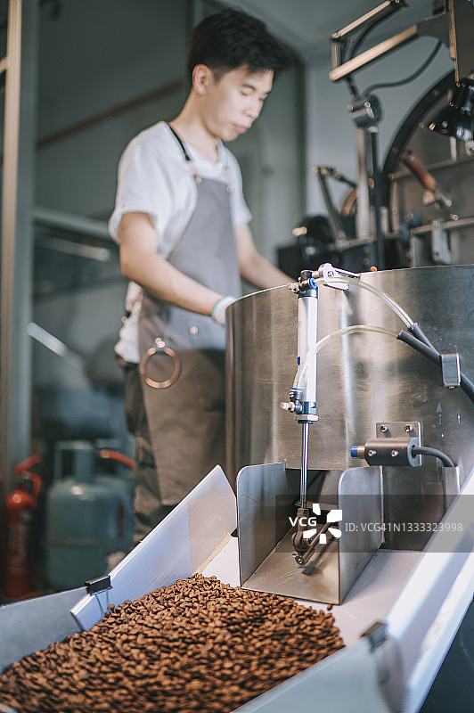 华人咖啡师操作咖啡烘焙机图片素材