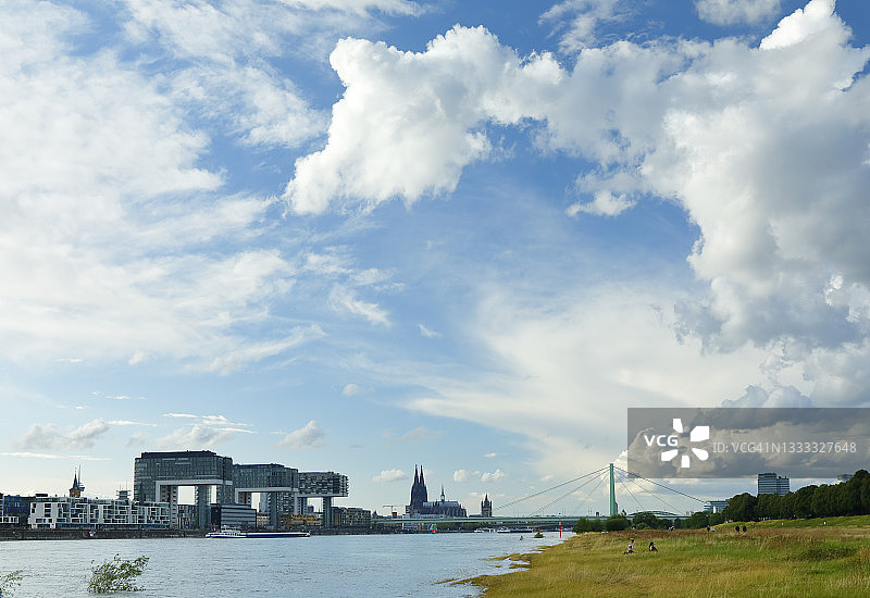 莱茵auhafen和科隆大教堂图片素材