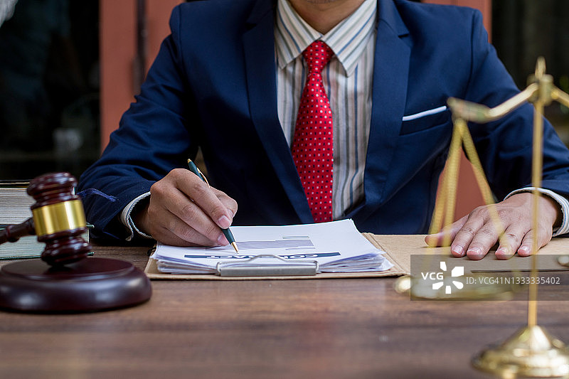 与正义律师、西装女商人或律师在一起的法官 gavel ，建议和法律服务概念。图片素材