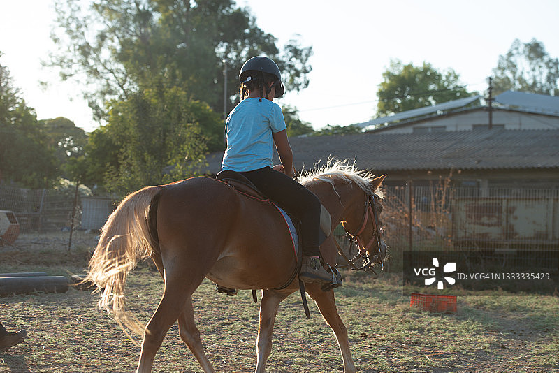 享受骑马的女孩图片素材