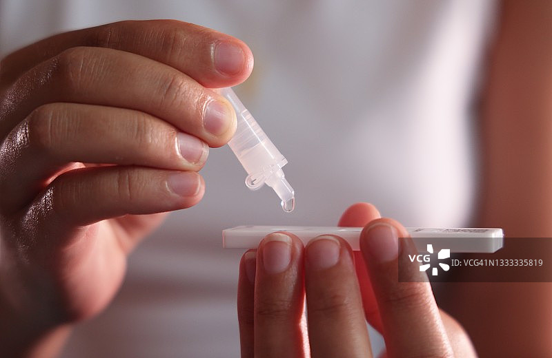 使用验孕棒的女人图片素材