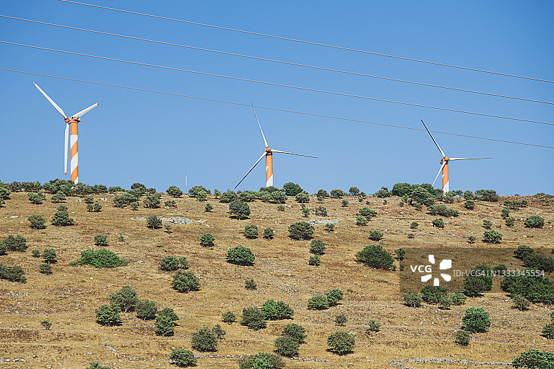 蓝天下的风力涡轮机图片素材