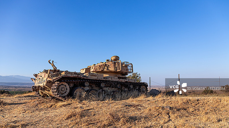 以色列和叙利亚边境戈兰高地上被摧毁和废弃的坦克图片素材