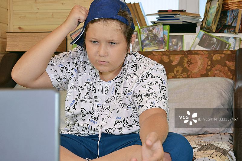 在电视上看体育比赛的粉丝图片素材