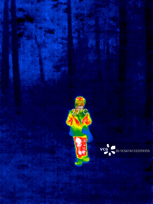森林中行人的热成像图片素材