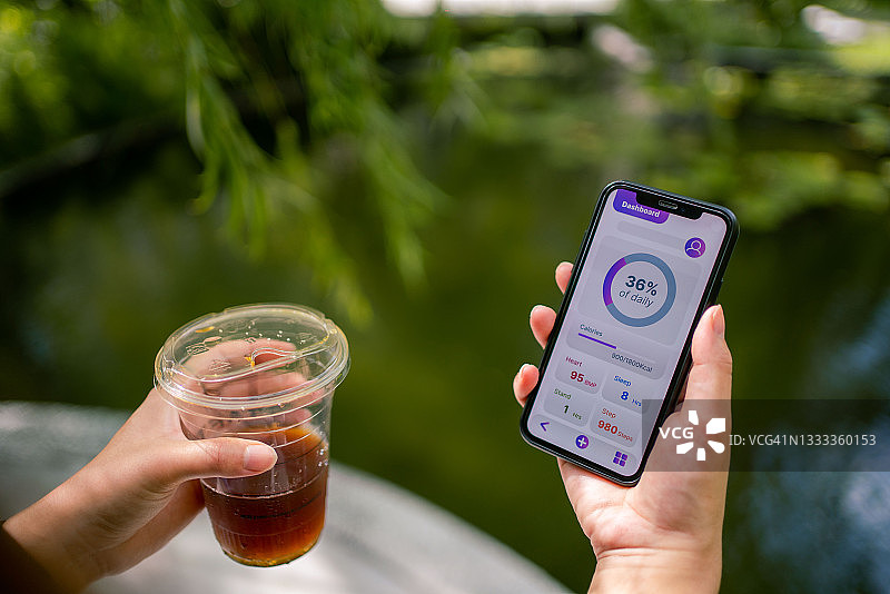 女人查看每日卡路里计算特写图片素材
