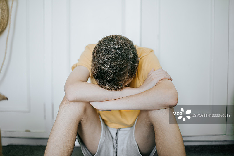 悲伤、孤独、沮丧、沉思的青少年男孩图片素材