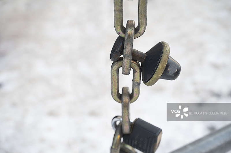 室外带封闭挂锁的链条图片素材