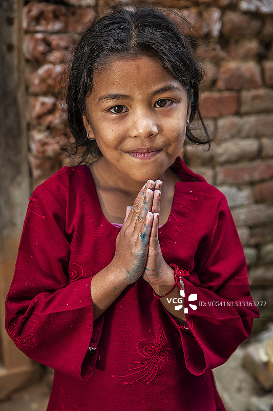 合十礼！尼泊尔巴克塔普尔的年轻尼泊尔女孩肖像图片素材