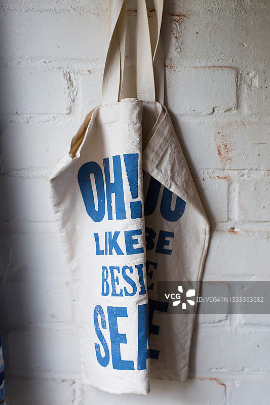 挂在墙上的手提袋图片素材