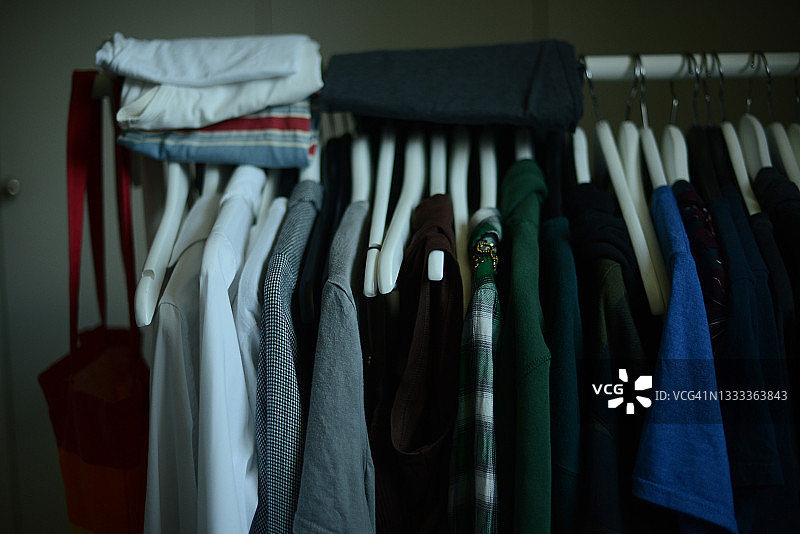 白色衣架上挂着的衣服图片素材