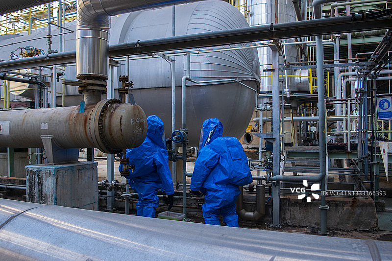 消防员处理化学品泄漏事故图片素材