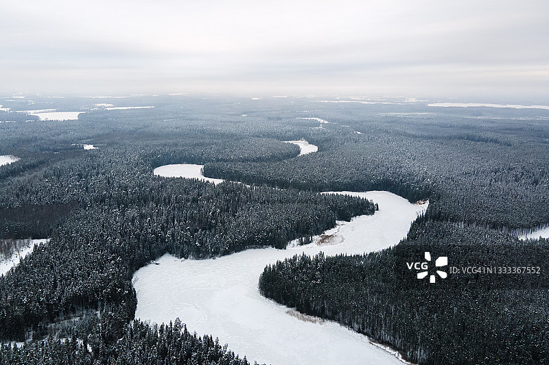 冬季森林中蜿蜒河流的航拍景观图片素材