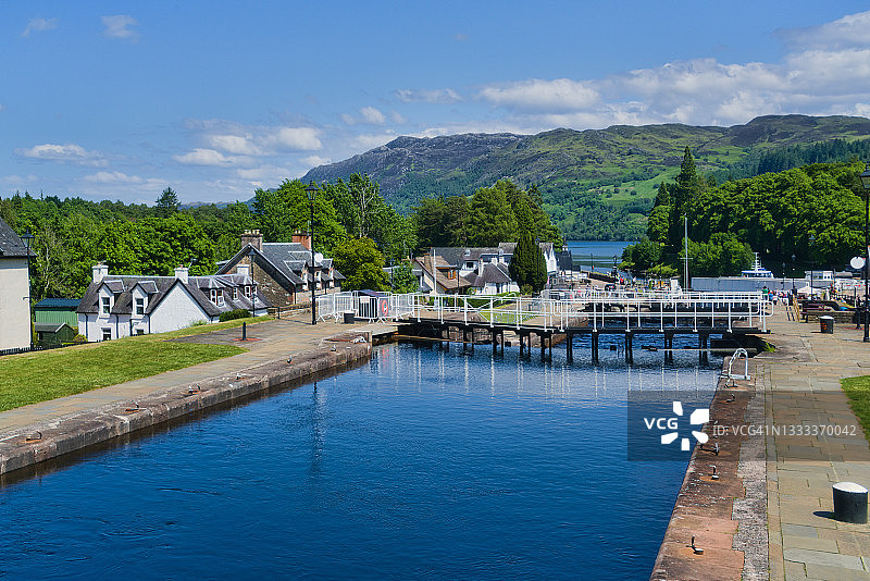 奥古斯都堡，喀里多尼亚运河，船闸，船只，因弗内斯，尼斯湖，高地，苏格兰，英国图片素材