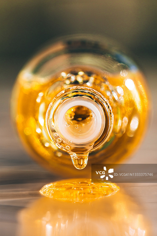 亮黄色精油滴落特写图片素材
