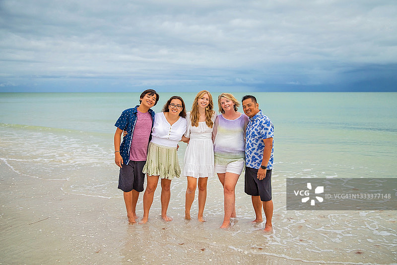 一家五口在海滩上合影图片素材