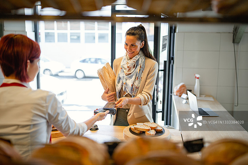 使用手机进行非接触式支付图片素材