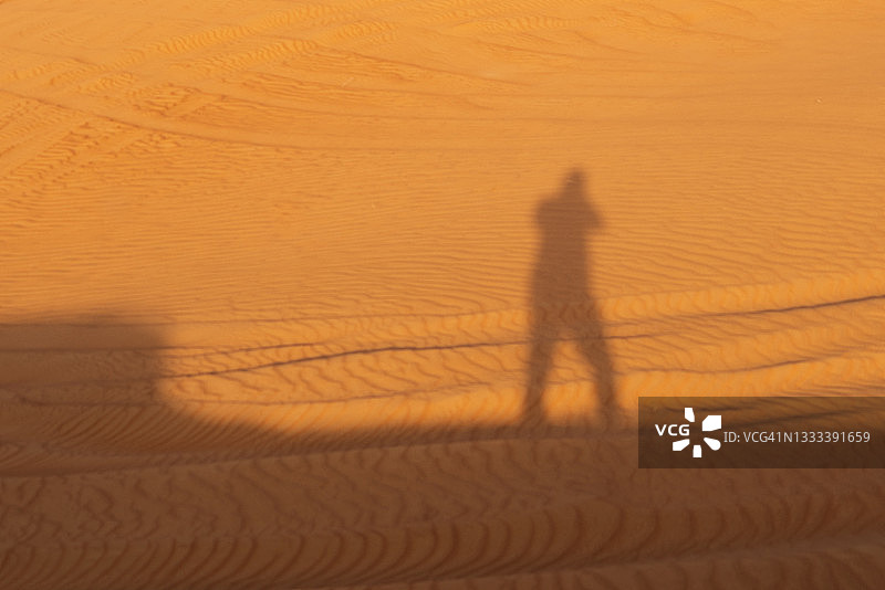 沙丘上的人影图片素材