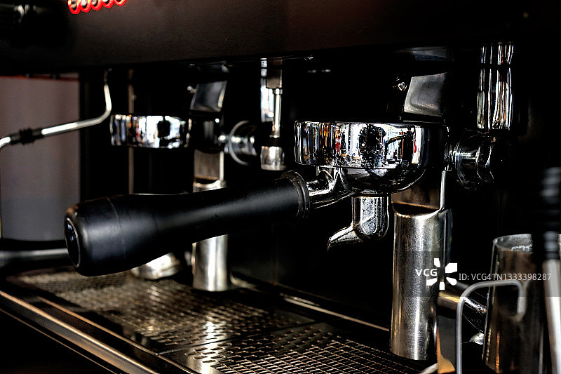 咖啡机制作咖啡特写：专业咖啡酿造图片素材