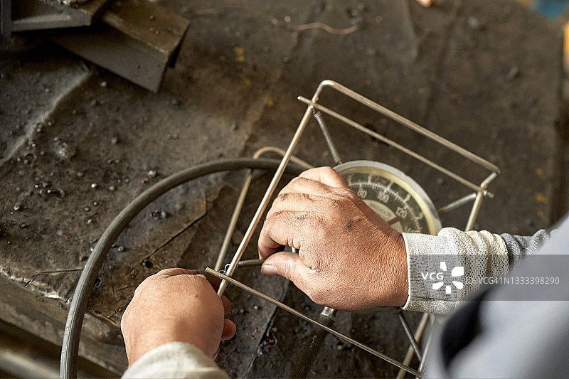 旧蒸汽机上的铜管和压力表图片素材