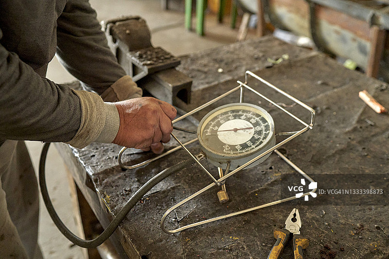 工业厂房机械上的压力表特写图片素材