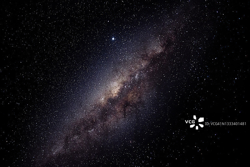 棕色色调的壮丽银河系景象图片素材