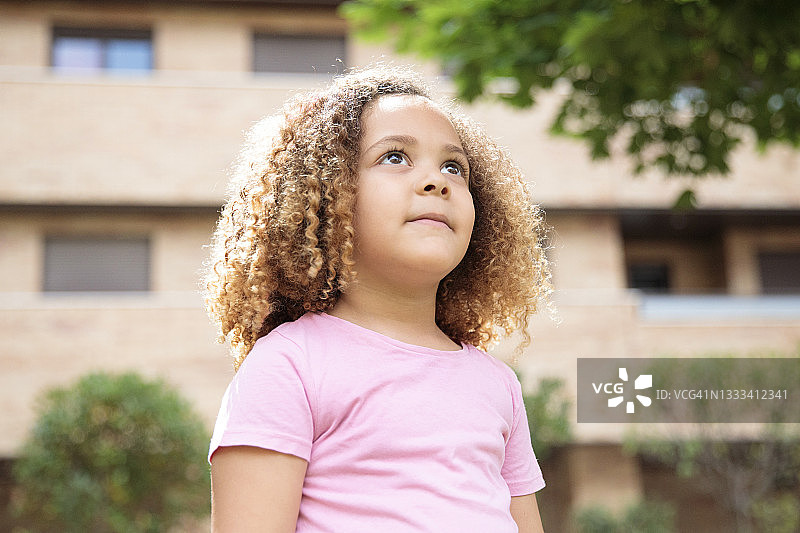 仰望天空的女孩肖像图片素材