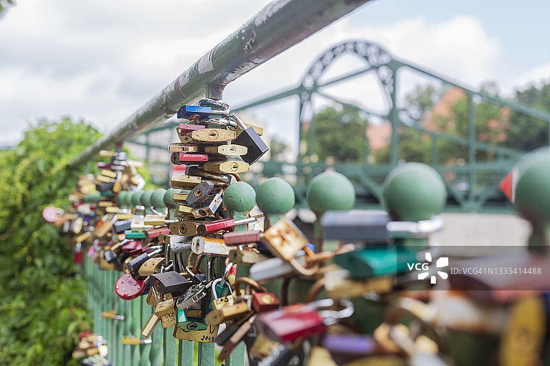 波兰弗罗茨瓦夫绿色桥上的爱情锁图片素材