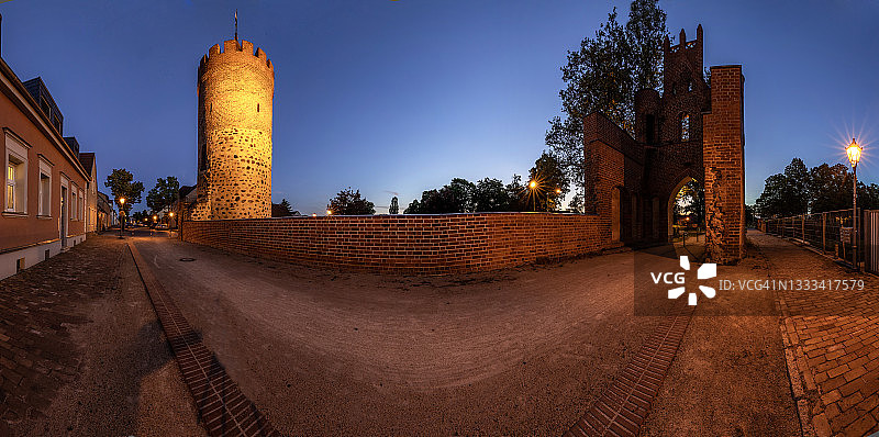 旧城门和火药塔（米滕瓦尔德-勃兰登堡/德国）图片素材