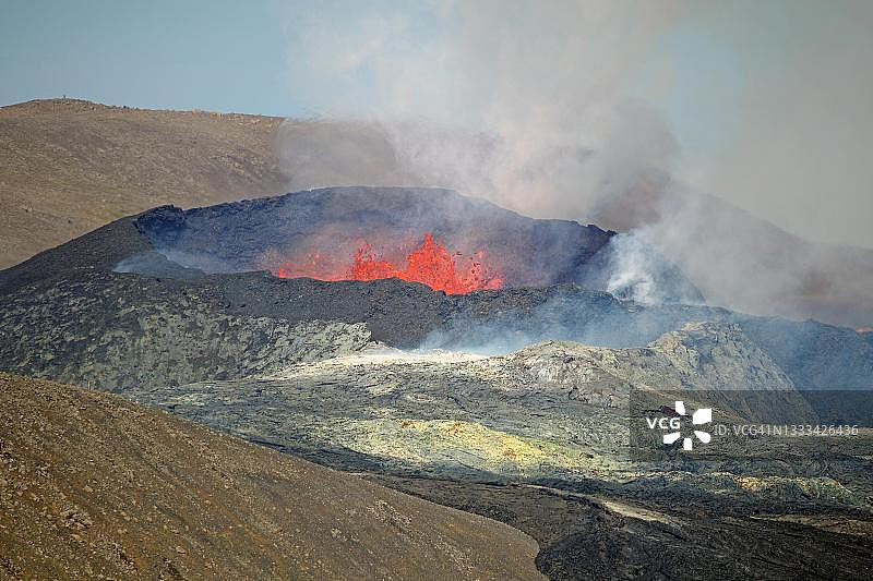 有熔岩喷泉的活火山,火山坑,Fagradalsfjall,Geldingadalir,Reykjanes,Sudurnes,冰岛图片素材