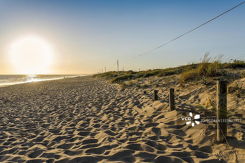 葡萄牙法鲁沙滩沙丘步道落日广角图片素材