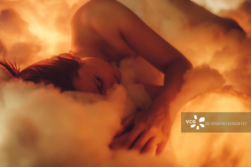 女人在云端睡觉图片素材