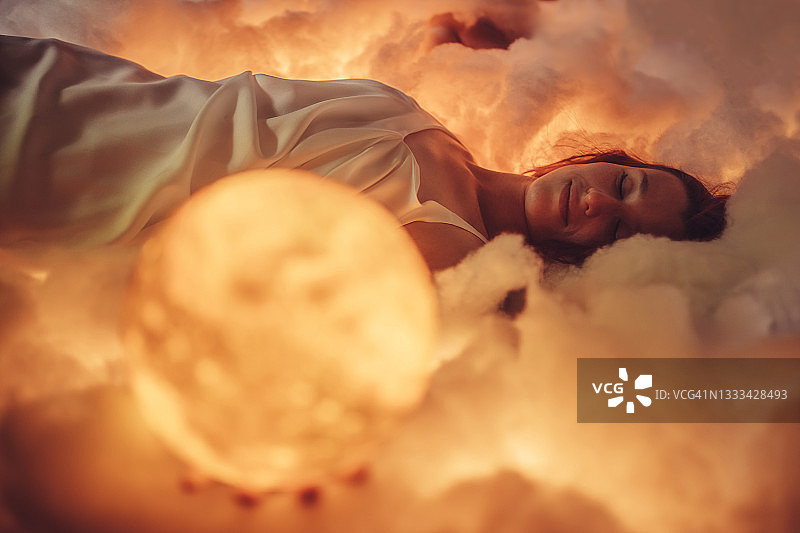 女人在云端睡觉图片素材