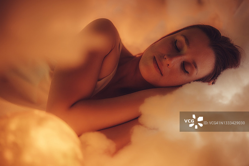 女人在云端睡觉图片素材
