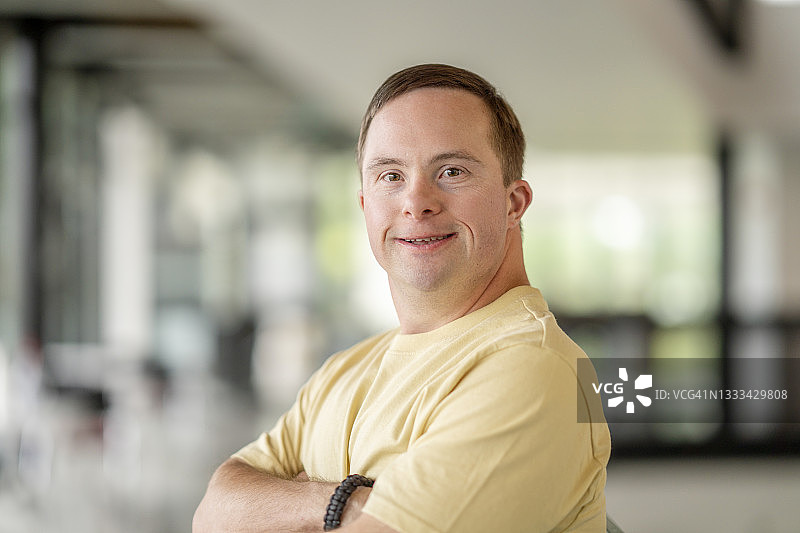 患有唐氏综合征的男子肖像图片素材