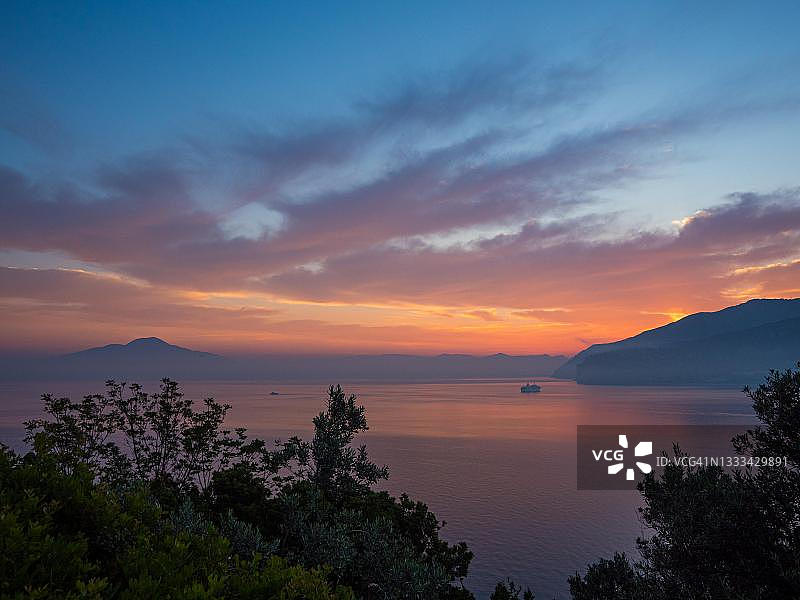 日出时分的维苏威火山，索伦托海湾，卡拉布里亚，意大利图片素材