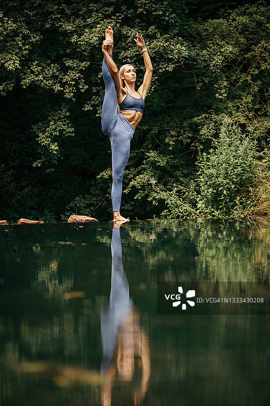 中年妇女在自然中锻炼图片素材