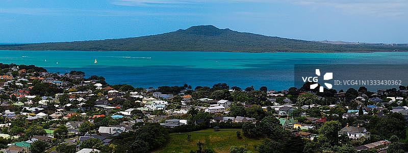 从新西兰奥克兰德文波特看到的朗伊托托火山岛图片素材
