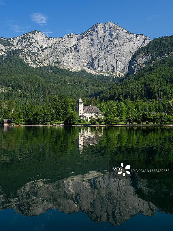 格伦德尔湖城堡，背景是山脉，位于奥地利施蒂利亚州萨尔茨卡默古特图片素材