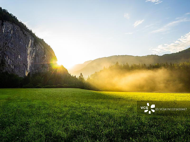 奥地利施蒂利亚州戈斯尔萨尔茨卡默古特，戈斯勒旺德的早晨和日出图片素材