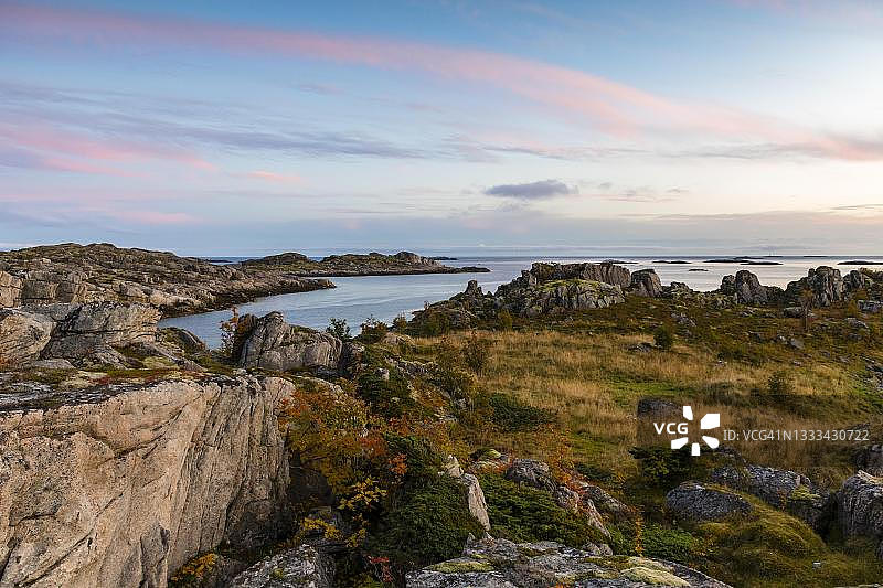 挪威罗弗敦群岛莫斯克内斯岛海岸的傍晚氛围图片素材