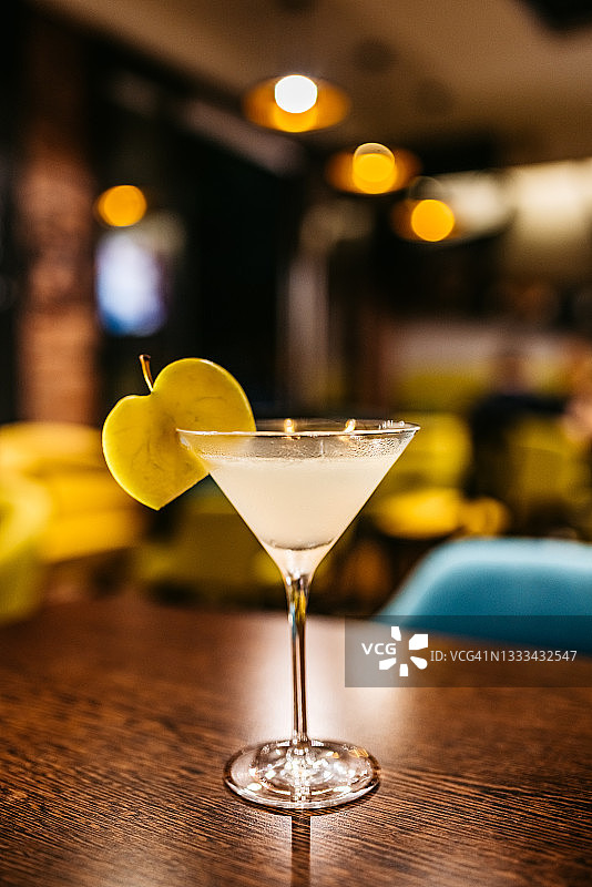 咖啡桌上的苹果马提尼鸡尾酒图片素材