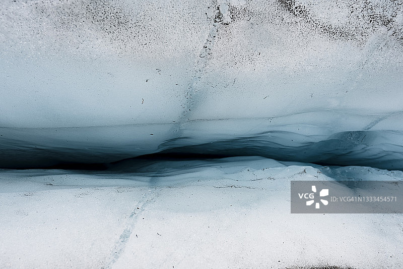 俯视冰川上又深又险的冰隙图片素材
