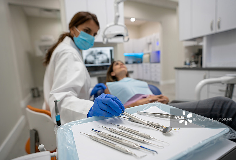 牙医使用工具为病人清洁牙齿图片素材