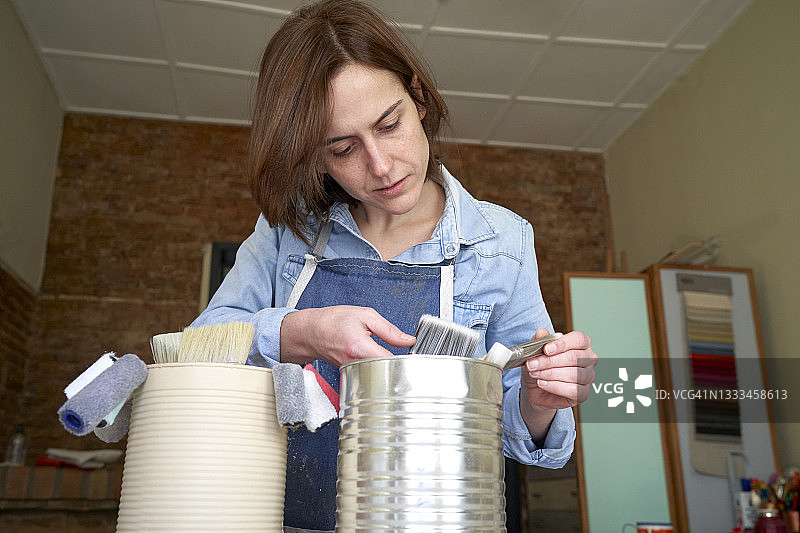 一位在工作室工作的时尚千禧一代女性肖像图片素材