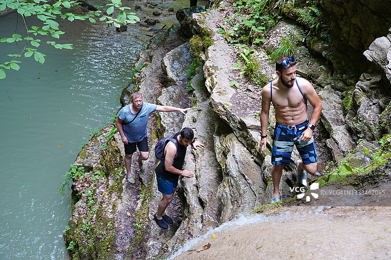 三个朋友在锡诺普的埃尔费莱克瀑布徒步图片素材