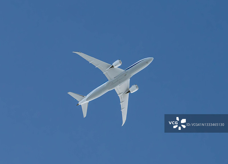 清晨日本神奈川上空的飞机图片素材